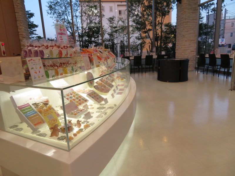 ゼリーが珠玉のジュエリーのように見える本店のショーケース