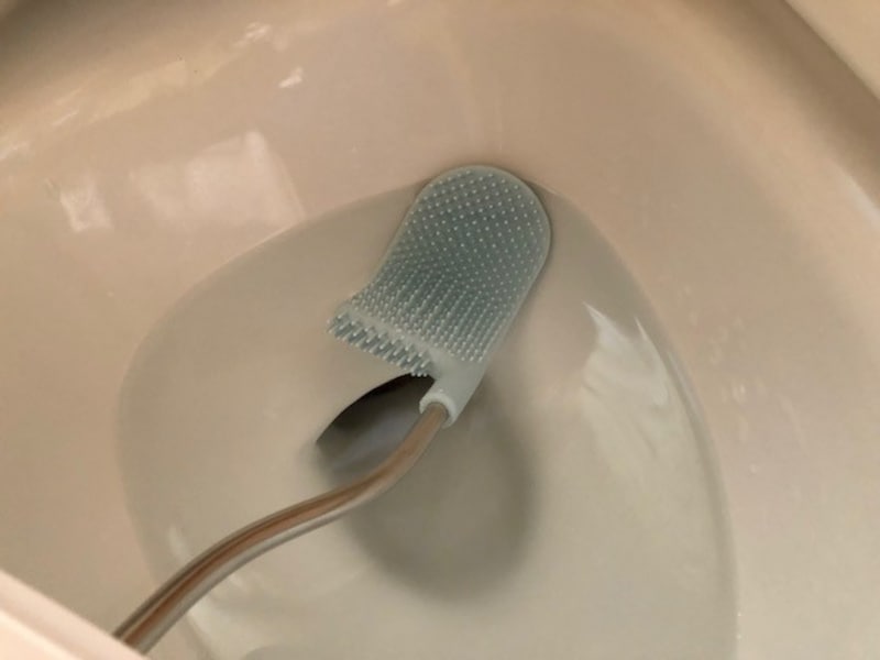 ヘッドが曲がるので、トイレに沿って洗える