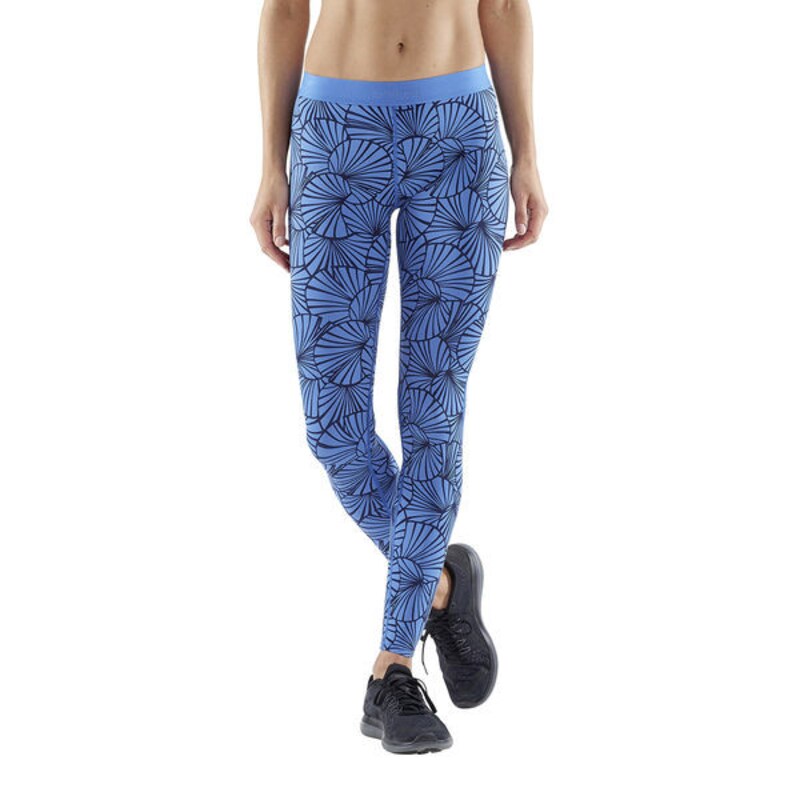 「一流スポーツ選手がアンバサダーを務めていて、着圧素材をはじめとする機能性が高いアイテム展開を強みとすることから、男性の愛用者も多いブランド。アスリート風の着こなし。体や筋肉への負担を軽減する着圧素材などに長けています」