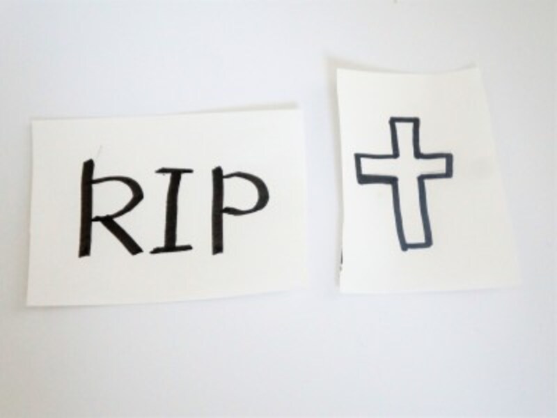 白い紙に十字架のイラストやRIPの文字を書いて切り取ります。