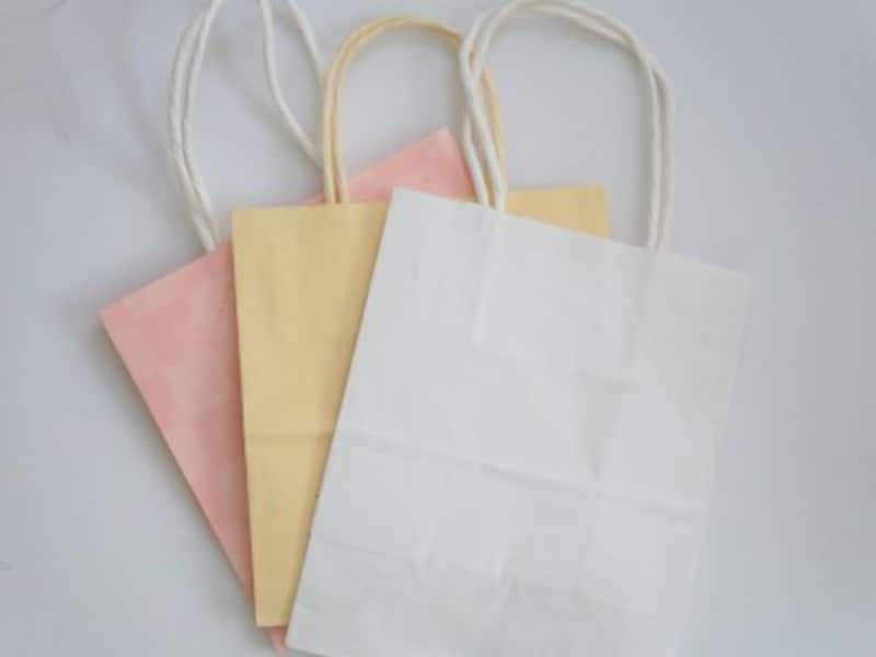 あまり柄の入っていない小さめの紙袋を用意します。