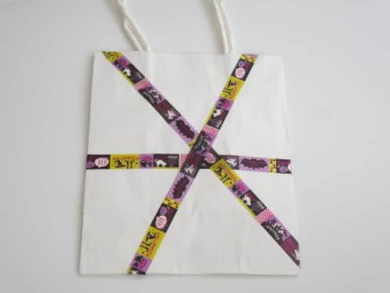 マスキングテープを巻いたりシールを貼ったりして紙袋を飾ります。