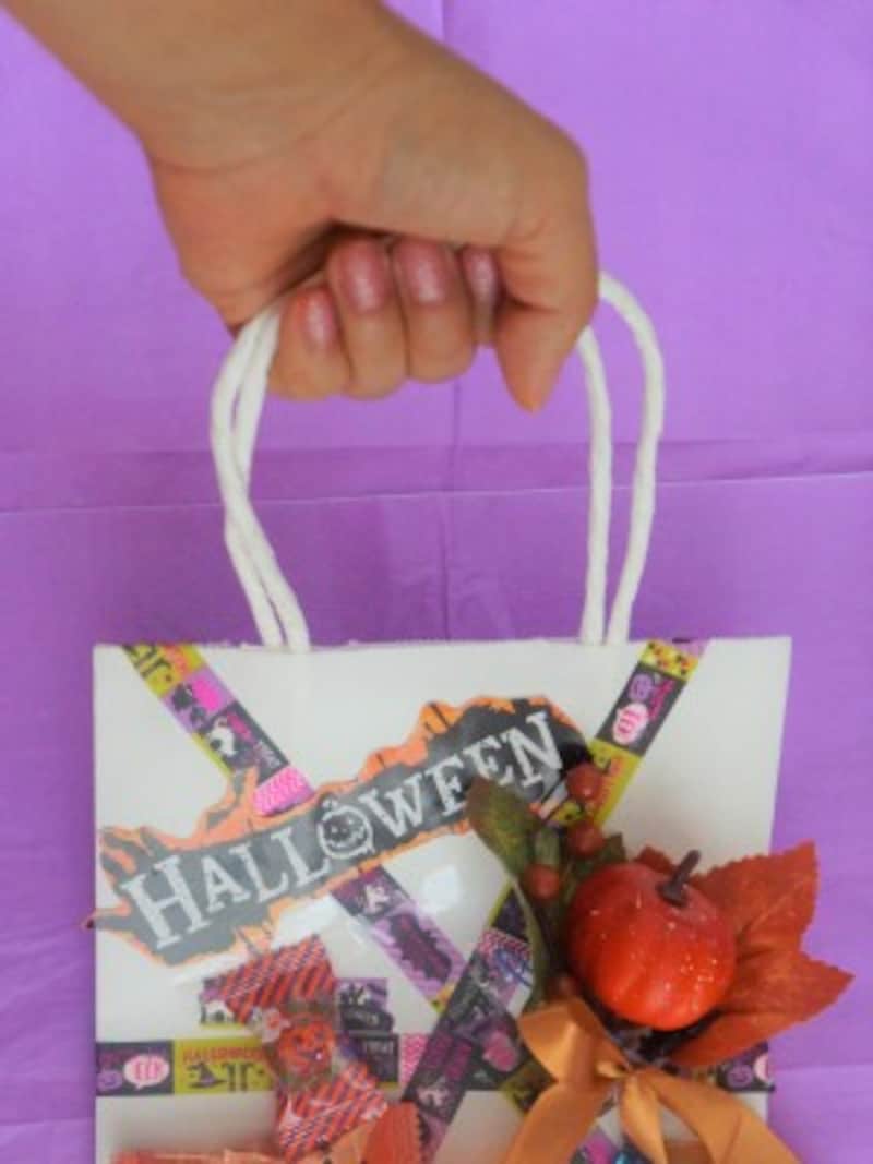 紙袋を持ち上げてみて落ちてこなければ大丈夫です。