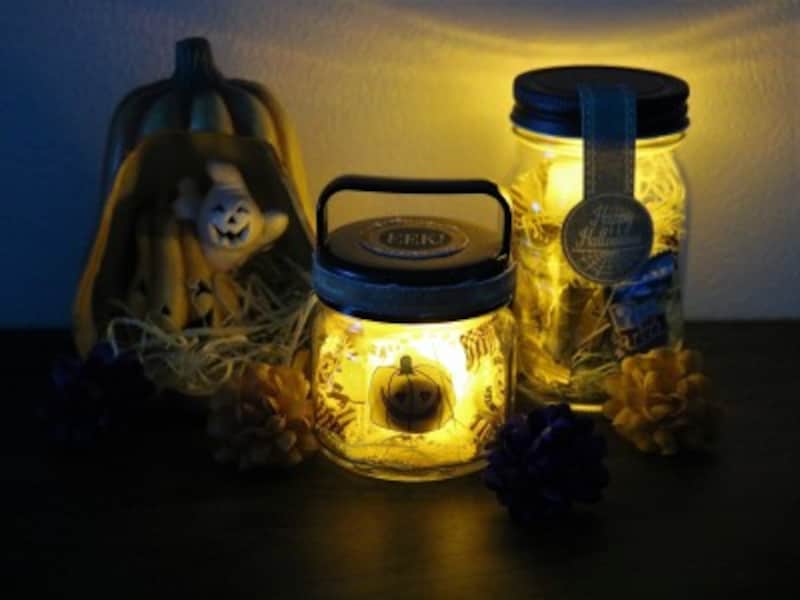 お菓子の瓶の中でライトが怪しく光るハロウィンのランタンラッピング