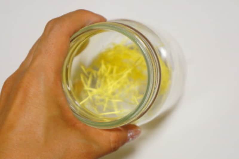 瓶の底に紙パッキンを敷きます。