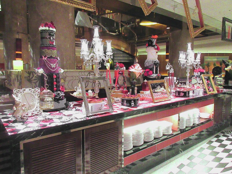 ヒルトン東京 マーブルラウンジ エントランス付近のブッフェ台