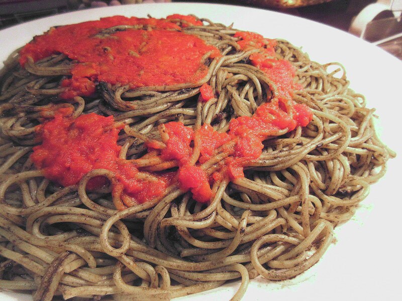 ヒルトン東京 マーブルラウンジ イカ墨パスタ流血事件（イカ墨のパスタ）