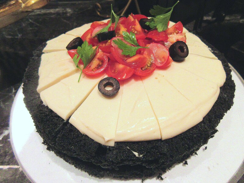 ヒルトン東京 マーブルラウンジ ディーのオープンフェイスケーキ風