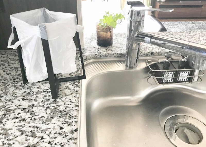 キャンドゥのおすすめ収納グッズ:ビニール袋をかけて調理中のゴミ箱にすると便利