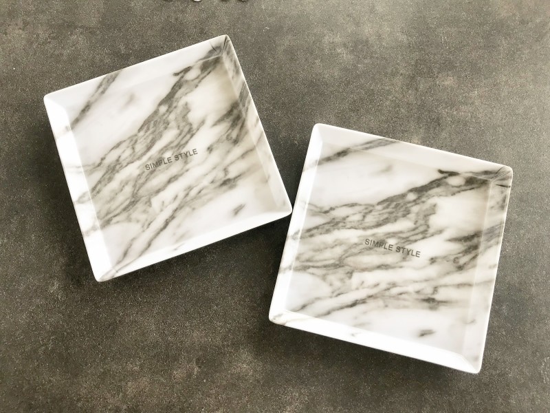 キャンドゥのおすすめ収納グッズ:おしゃれな大理石柄のインテリアトレー