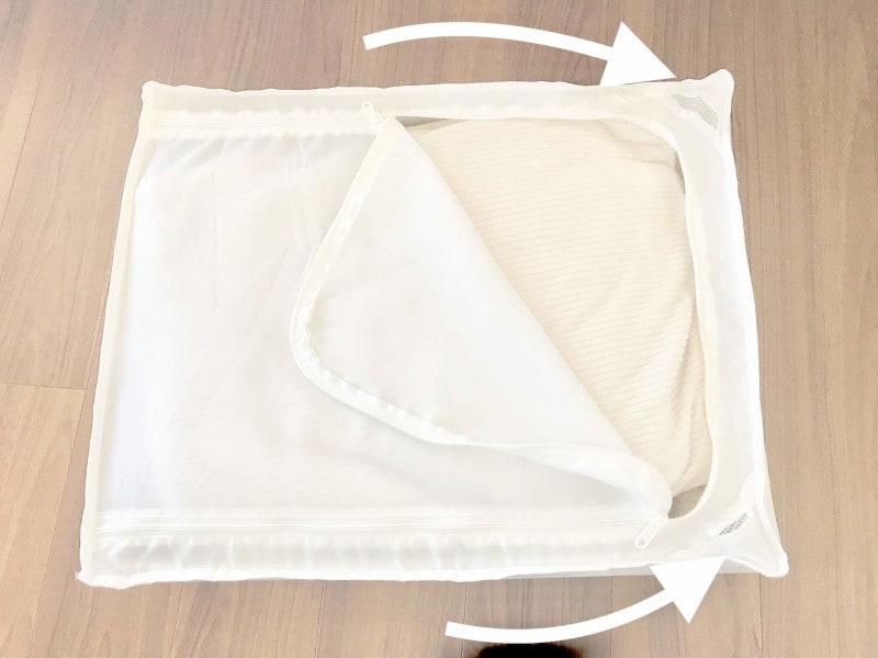 角にメッシュ部分があり中の布団の空気を抜いて収納できる