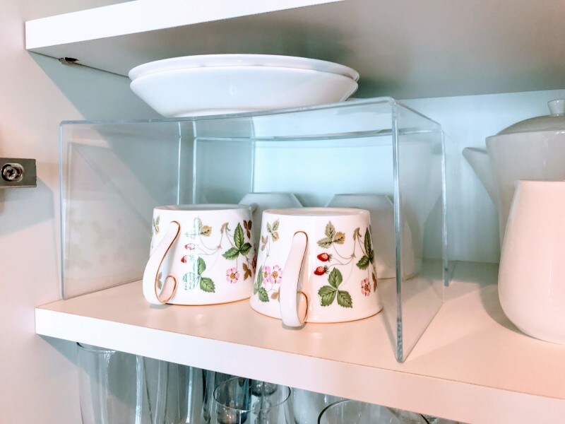 食器収納のコツ：ダイソーのディスプレイスタンドを利用して、スペースを上下に分けて使う