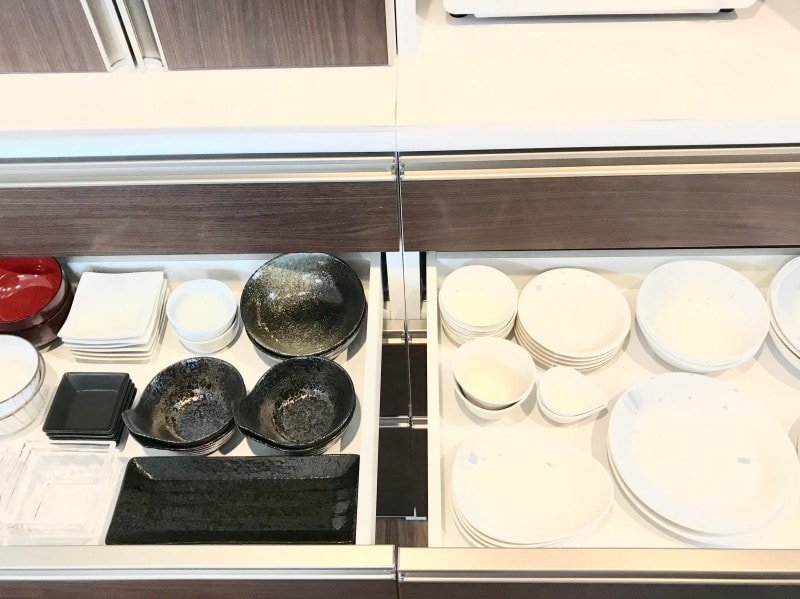 食器収納のコツ:写真左が和食用、写真右が洋食用と分類