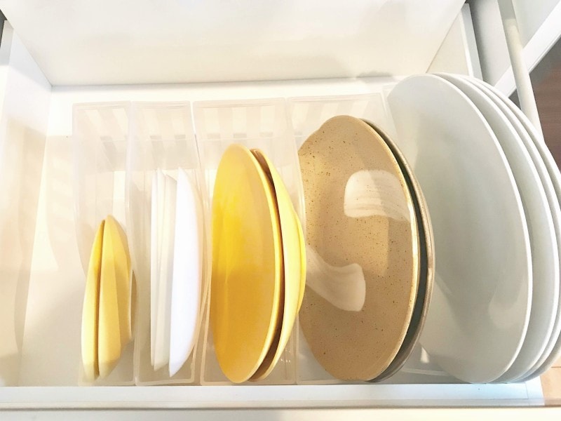 食器収納のコツ:ファイルボックスを使用してお皿を立てて収納すると、全ての物が取り出しやすい