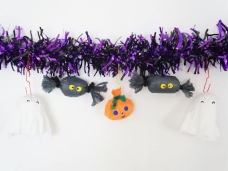 ハロウィン飾りつけ手作り！フラワーペーパーで作ったモチーフを、モールや輪飾りにぶら下げて