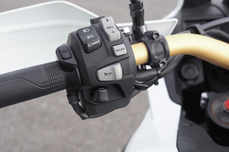 モードの変更などは左ハンドルスイッチで行う