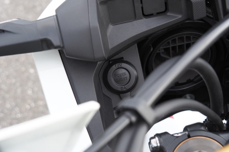 アフリカツインアドベンチャースポーツのフロントカウル内にはDCソケットが追加された