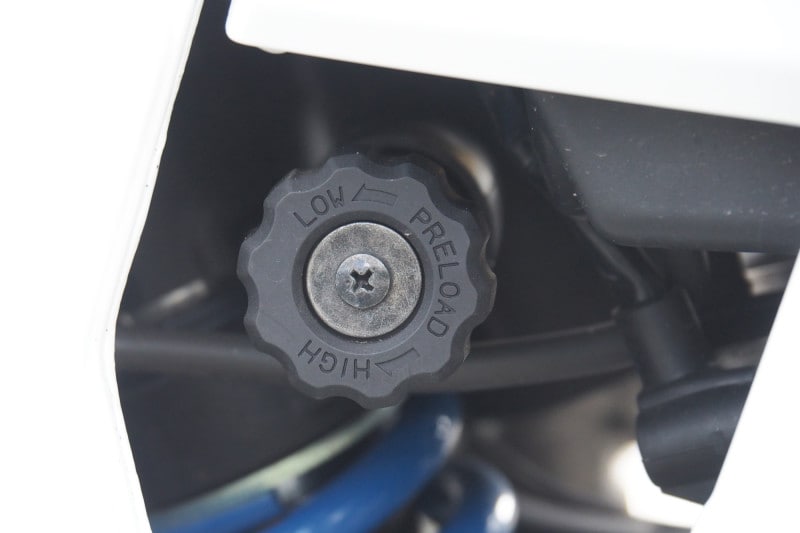 リアサスペンションはリモートプリロードアジャスターが採用されているので調整に工具が必要ない