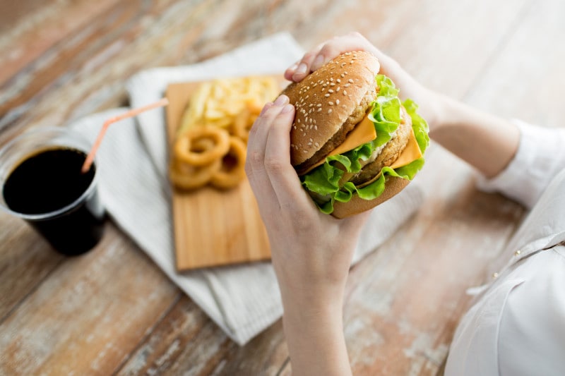 安いファストフードだけ食べ続ければ、たしかに食費は節約できるかもしれませんが……