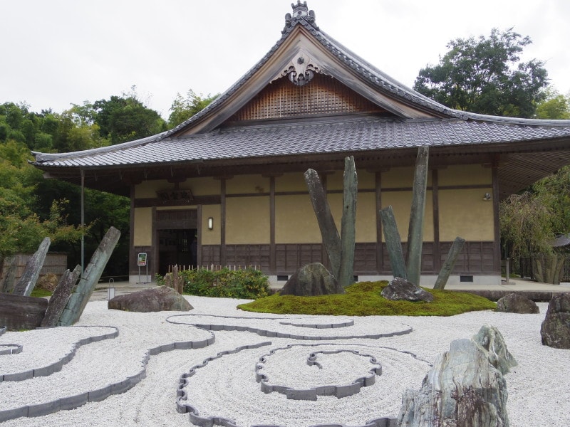 「奔龍庭」の奥に圓光寺の本堂が
