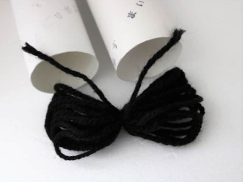 毛糸を輪の中心でしっかりと縛り輪を切ります。