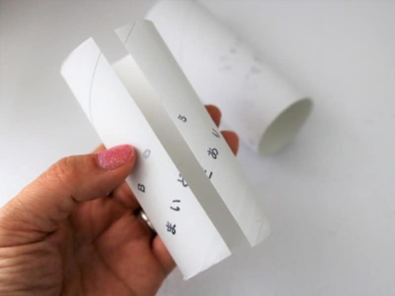 トイレットペーパーをハサミで切ります。