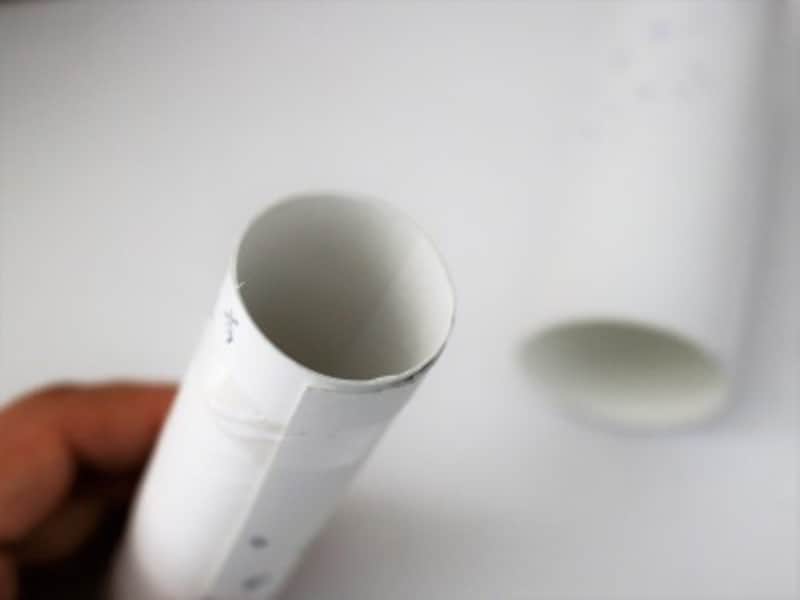 トイレットペーパーの芯を細くしテープで留めます。