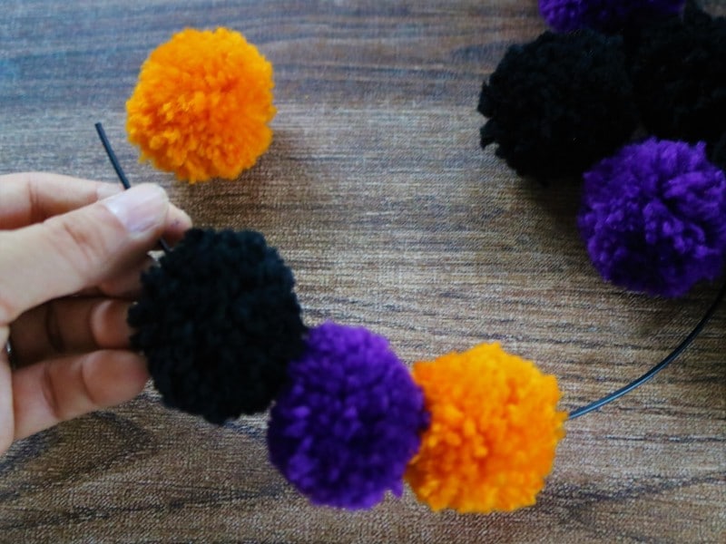 ポンポンに針金を通します。