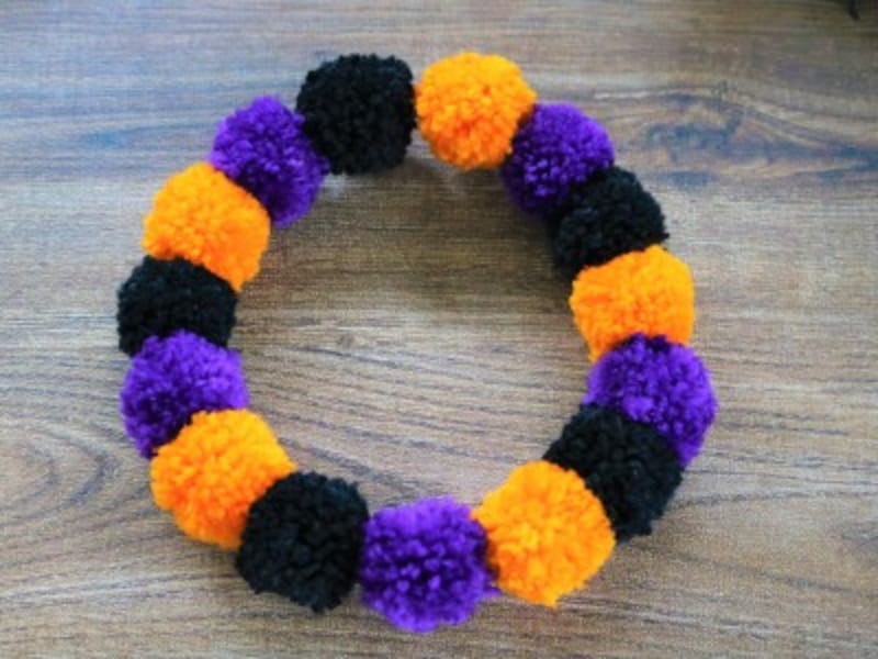 ポンポンをバランスよく広げ輪にします。