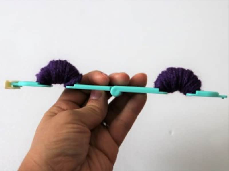 ポンポンメーカーに毛糸を60回ずつ巻き付けてください。