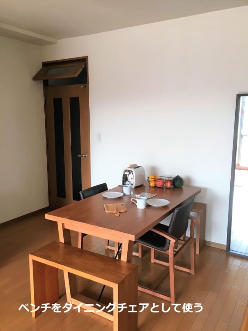 ミニマリストが部屋を快適に保つための方法：ベンチをダイニングチェアとして活用