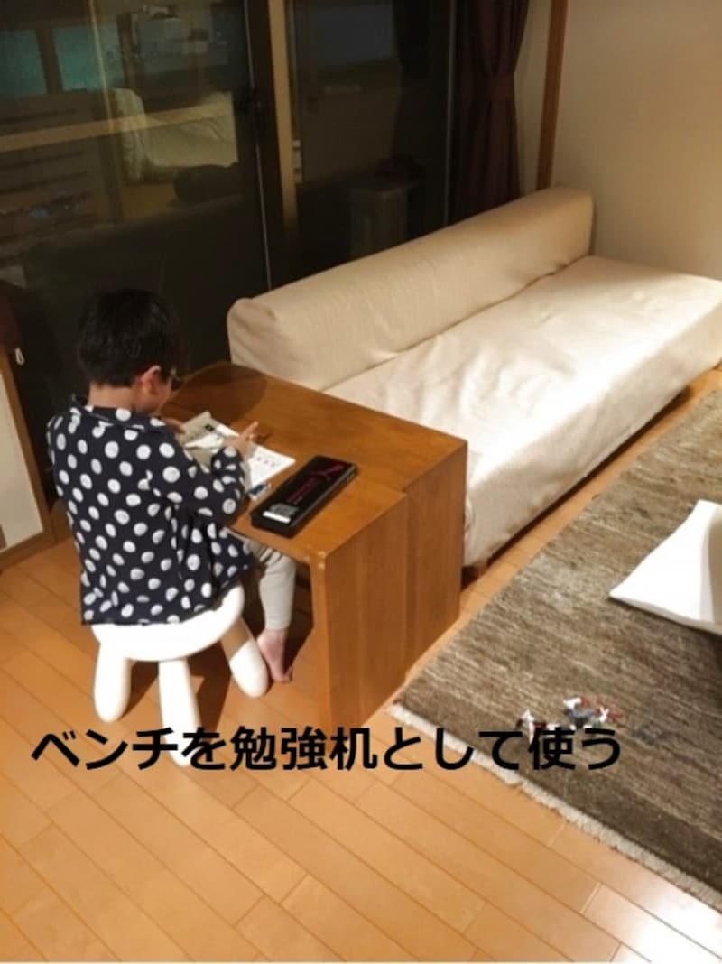 ミニマリストが部屋を快適に保つための方法：ベンチを勉強机として活用