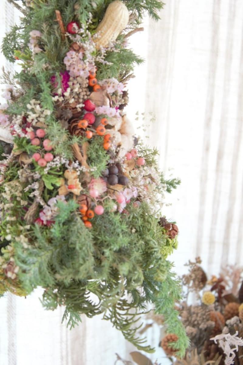 ミニマリストが部屋を快適に保つための方法：イベント雑貨を用いなくても、花で季節感を出すことは可能