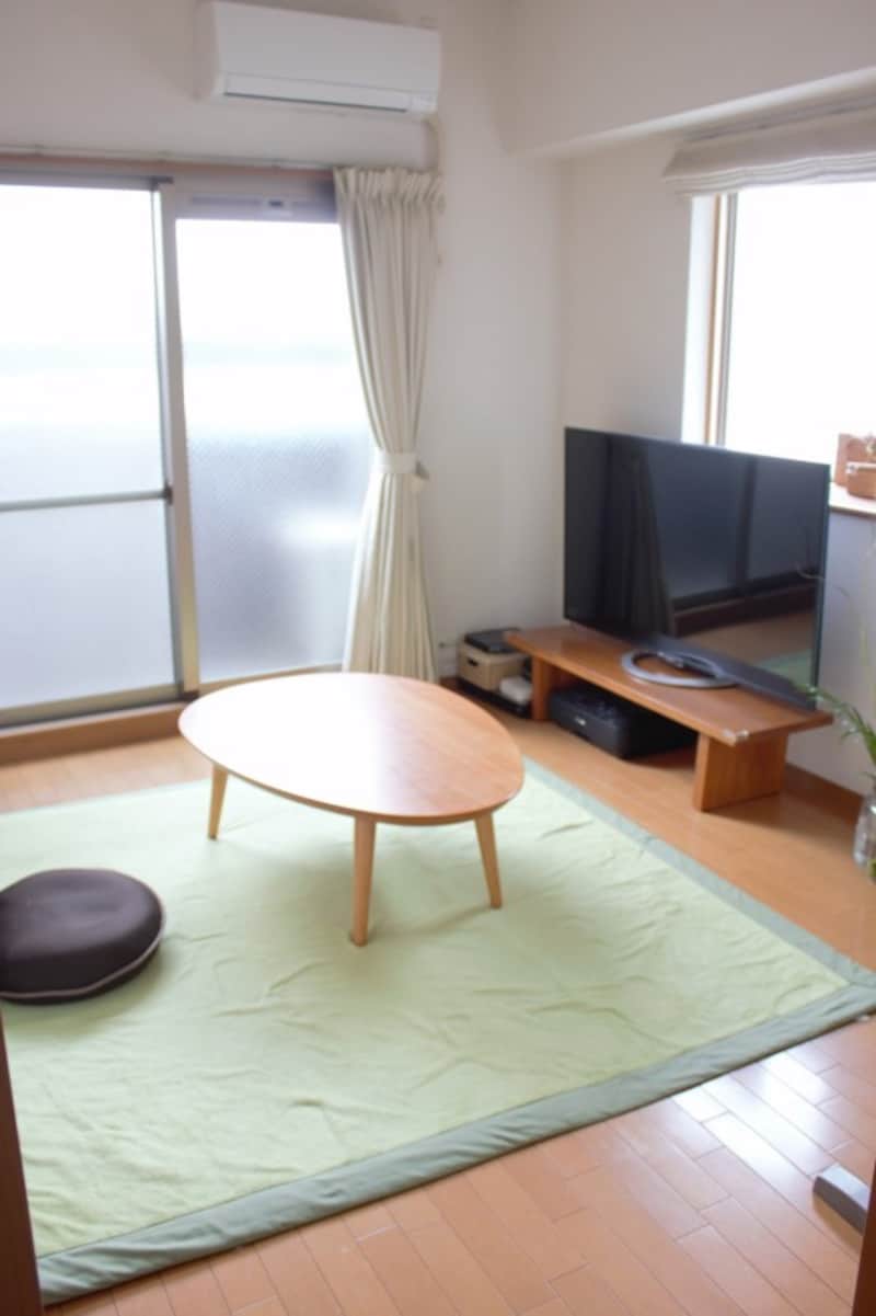 ミニマリストが部屋を快適に保つための方法：テレビ専用の部屋も、配置を変えるだけで印象が変化！
