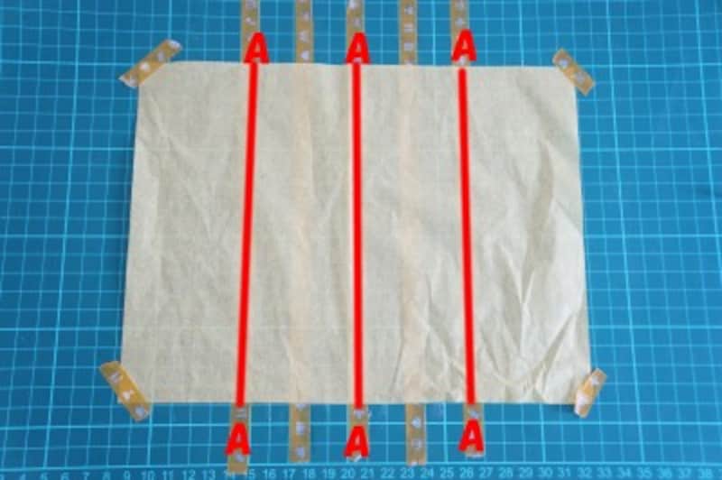 Aのマスキングテープ（3本）の上に糊を塗ります。