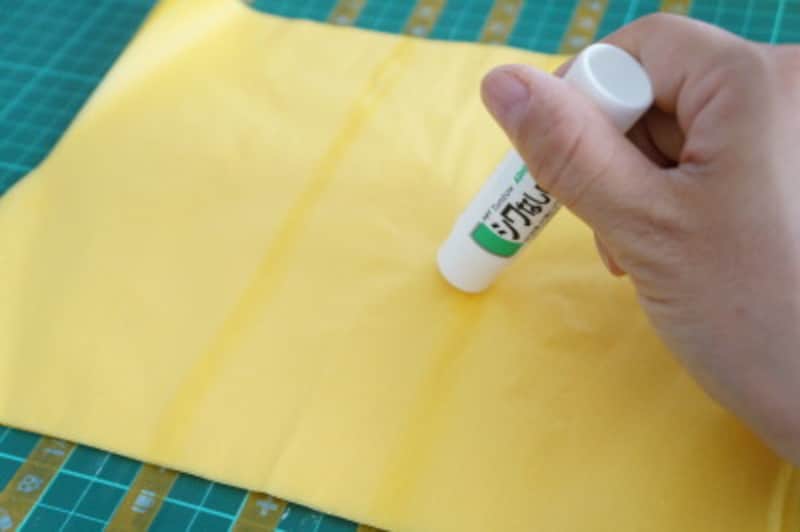 AとB交互に糊を塗りながらお花紙を貼り重ねていきます。