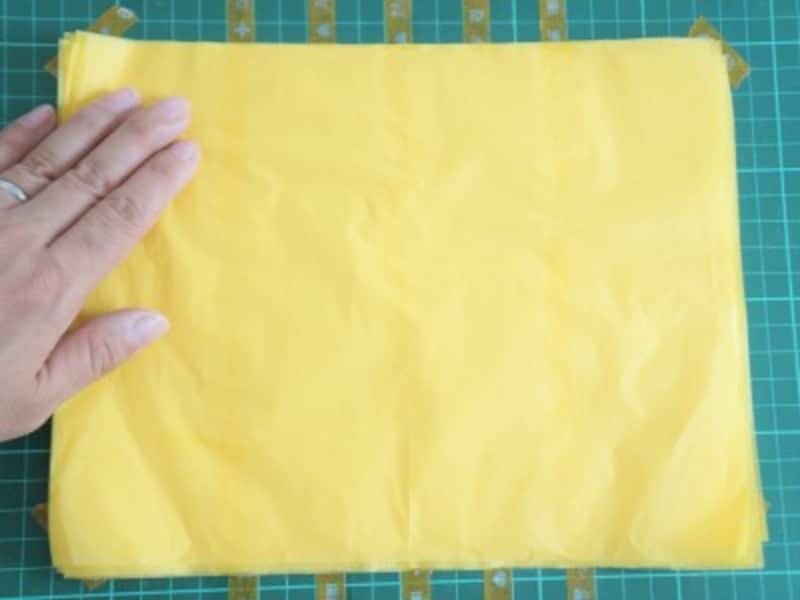 お花紙を20枚重ねたら上から重しを載せ、しっかり接着させます。