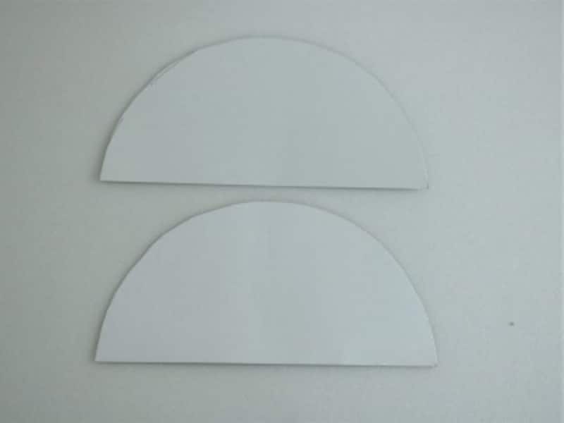 厚紙を切り半円を2つ作ります。