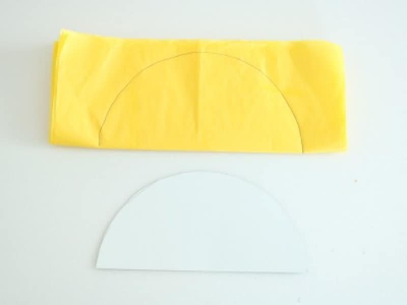 お花紙を横半分に折り厚紙を重ねて縁取りをします。