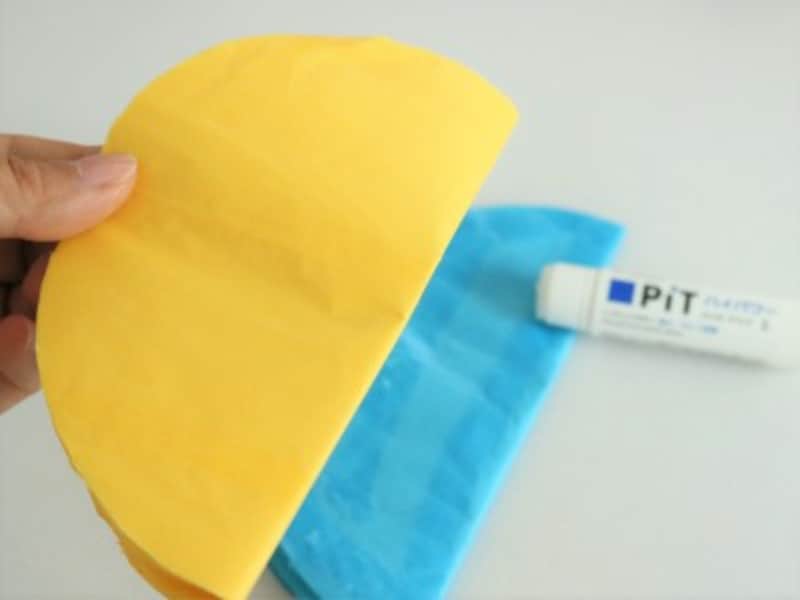 半円形に切ったお花紙を2つ貼り合わせます。