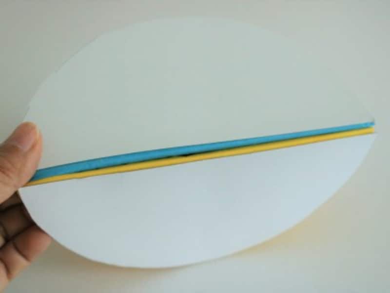 お花紙に厚紙で作った半円形の紙を貼ります。