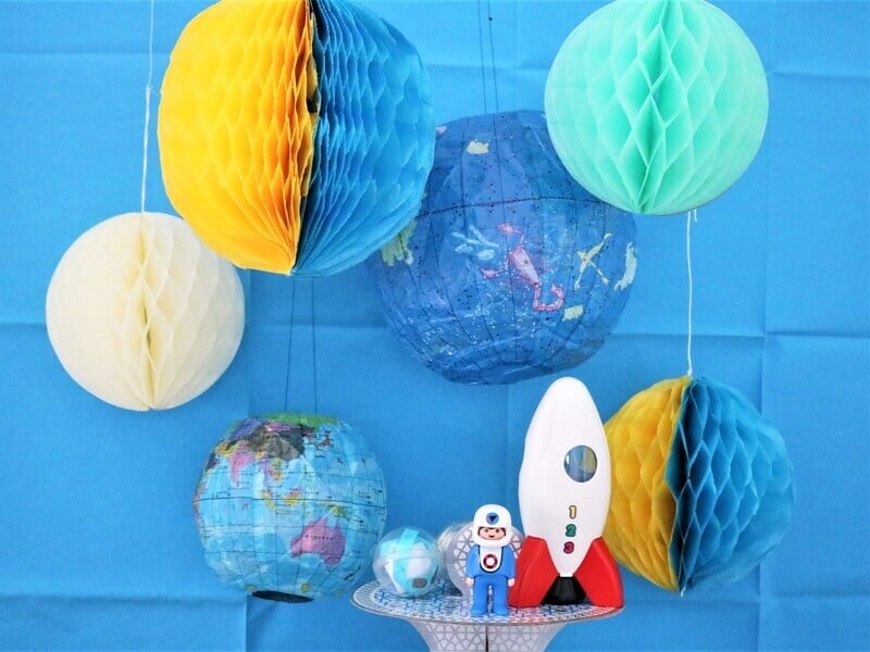 ペーパーポンポンや市販のデコレーションと合わせて飾ってくださいね。