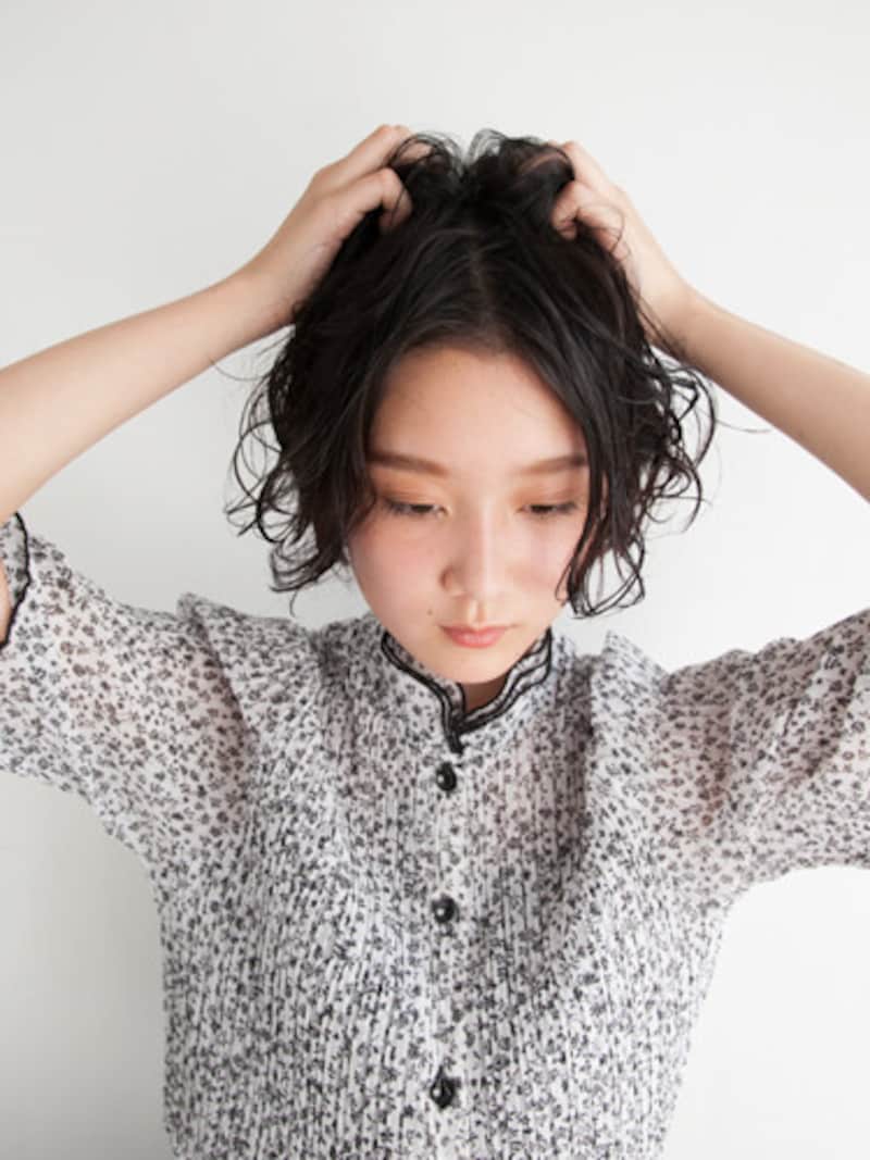 表面は根元からボリュームを出すようにつける