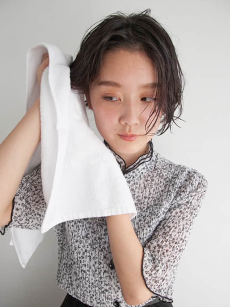 握るように持ち上げる