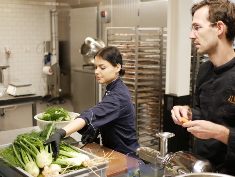 生のフェンネルを絞る