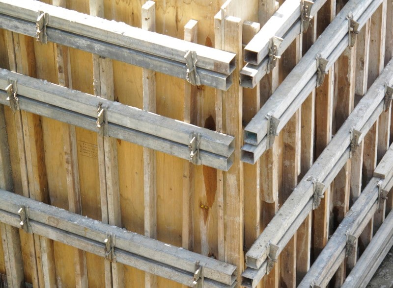 コンパネとは、5層の板を張り合わせた合板で、コンクリート打設の型枠に使用される板のこと