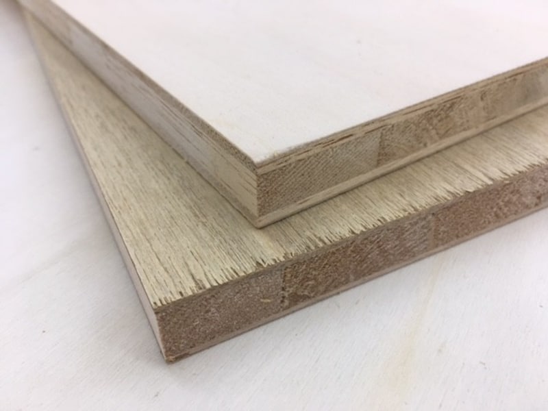 ランバーコアとは、3層構造の合板のこと。写真のランバーコアは、上がシナランバー、下がラワンランバー