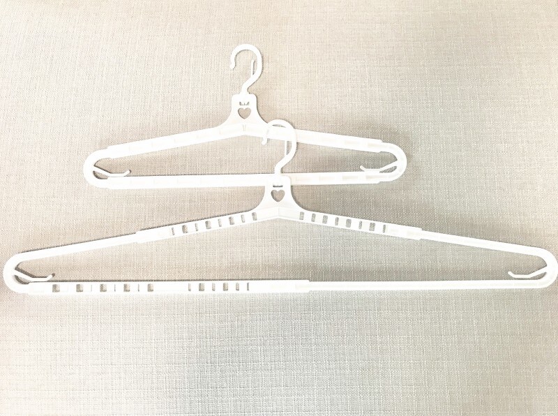 セリアのバスタオルハンガー。42cmから69cmまで伸縮します