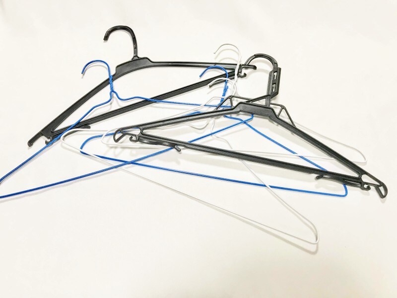 クリーニングに出すとついてくるハンガー。針金ハンガーとプラスチック製のハンガーが特に絡まります
