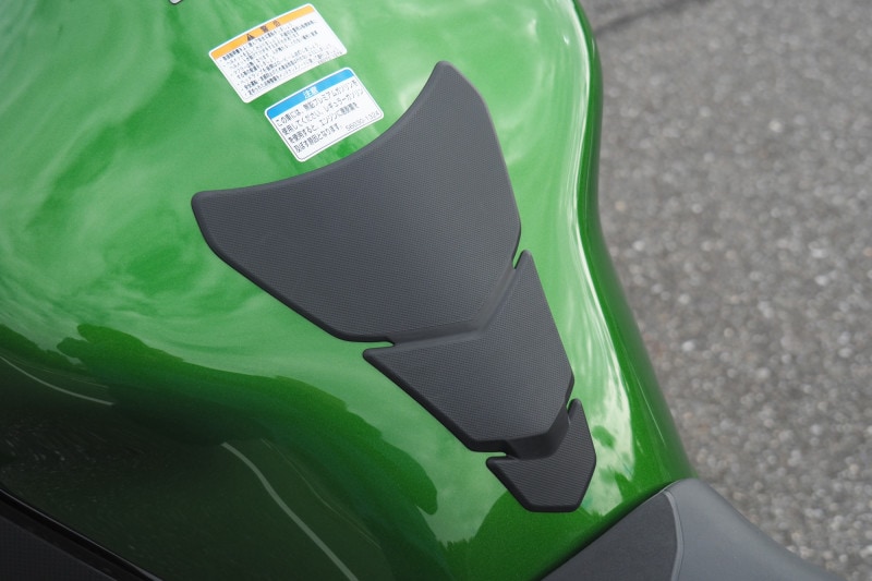 純正でタンクパッドがついているバイクをはじめて見た